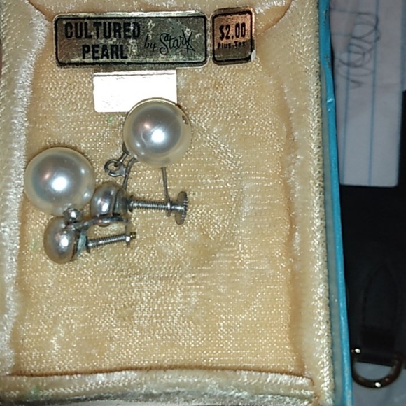 Pearl earrings in original case clip on and 925 - Picture 1 of 1